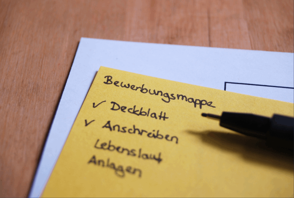 Bild mit Aufschrift: Bewerbungsmappe. Deckblatt, Lebenslauf, Anlagen