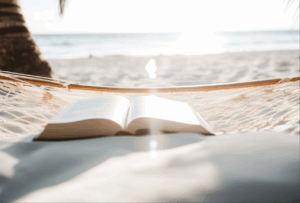 Strand mit offenen Buch