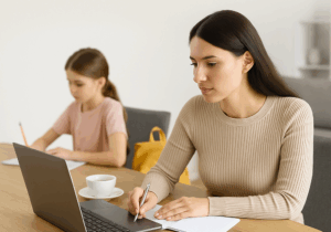 Kind und Frau am Lernen