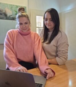 zwei Frauen vor einem Laptop